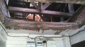 Жители дома в деревне Княгинино Вологодского района вынуждены жить без потолка в подъезде