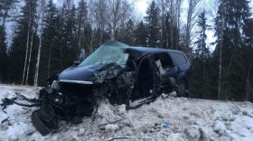 В Чагодощенском районе водитель иномарки уснул за рулем и врезался в грузовик