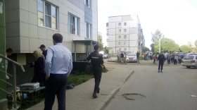 В Вологде женщина выпала из окна многоэтажки и разбилась насмерть