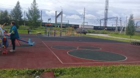 В Лосте и на Станкозаводе в Вологде устанавливают игровое и спортивное оборудование