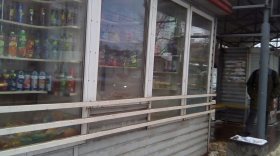 Жители жалуются на продажу спиртосодержащих жидкостей в киоске на остановке в Вологде