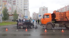 Водитель автомобиля погиб, врезавшись в грузовик в Вологде