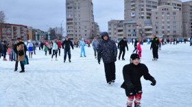 Ледовая дорожка на стадионе "Локомотив" открылась для массовых катаний