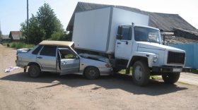 Водитель погиб, врезавшись в припаркованный грузовик в Вологодской области