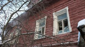 Два человека получили травмы, выпрыгивая из окон горящего расселенного дома в Вологде