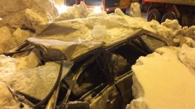 В Череповце экскаватор, убирая сугроб, смял заметенный снегом «ВАЗ»