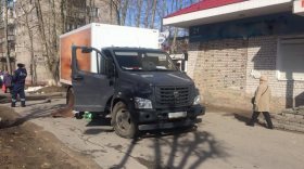 В Череповце на тротуаре грузовик насмерть сбил пенсионерку