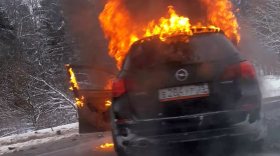 «Опель» сгорел на трассе в Череповецком районе 