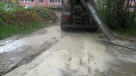 В Череповце строительная фирма сливала бетон в лес