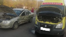 В Череповце «Ниссан» на повороте врезался в машину «Скорой помощи»