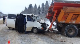 Семь человек пострадали в столкновении микроавтобуса и снегоуборщика в Вологодской области