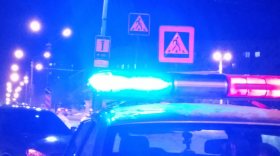 Молодой водитель на тонированной машине сбил двух девушек в Череповце
