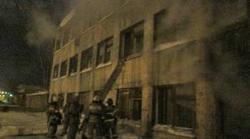 В Вологде горело заброшенное здание в районе Станкозавода