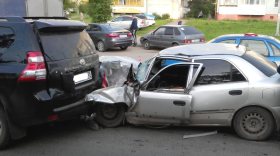 В Вологде лишенный прав водитель «Митсубиси» врезался в «Тойоту», а потом в учебный ВАЗ