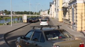 Пречистенская набережная в Вологде стала пешеходной зоной, но водителей это не останавливает