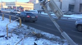В Череповце "Лада Веста" опрокинула светофор: водитель сбежал