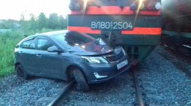 В Череповецком районе пьяный водитель иномарки врезался в грузовой поезд