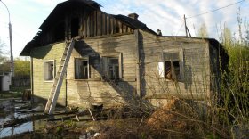 В Вологде ночью сгорел деревянный дом на улице Крюк
