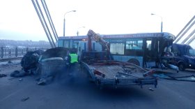 Тойота столкнулась с автобусом в Череповце: погиб человек 