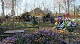 В селе Верховье Череповецкого района людям из-за халатности властей приходится жить практически на кладбище 