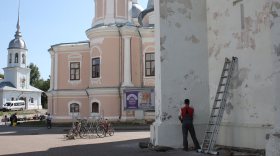 Второй раз за три года начали красить колокольню в Вологде