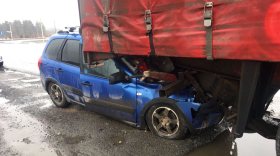 В Вологодском районе «Лада Калина» врезалась в припаркованный грузовик