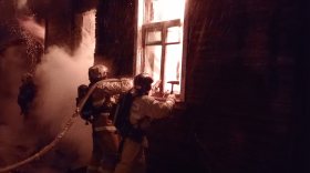 Неизвестный мужчина погиб во время пожара в деревянном доме в Вологде