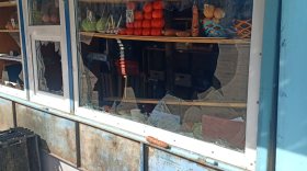 Житель Череповца разбил витрину овощного ларька и угрожал продавцу ножом