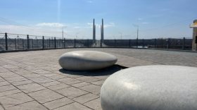 Каменные скамейки установили на смотровой площадке на Архангельской в Череповце