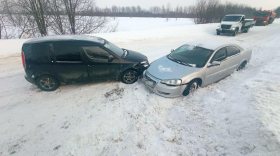 В Череповце пьяный водитель за рулём автомобиля «ГАЗ» столкнулся со «Шкодой»
