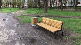 13 скамеек и 9 урн установили в парке Ветеранов в Вологде