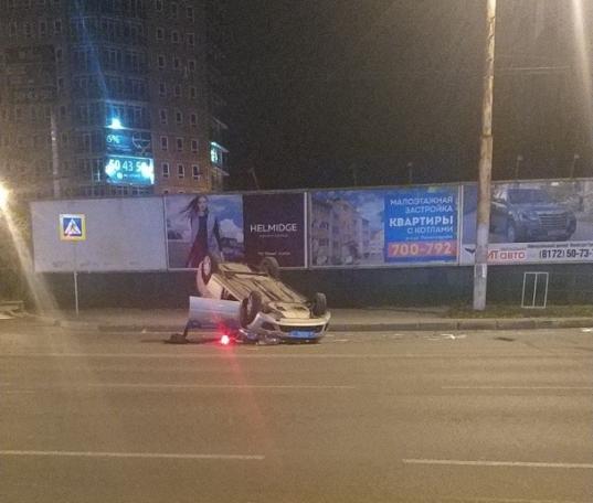 В Вологде автомобиль ДПС перевернулся на крышу во время погони за нарушителем