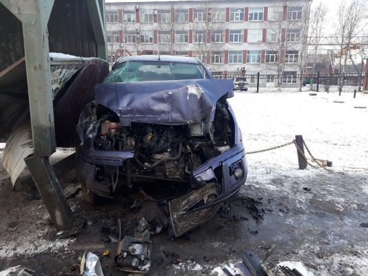 В Череповце водитель «Форда», уходя от столкновения с МАЗом, врезался в автобусную остановку
