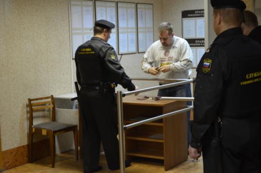 В суде Череповца пристав нашел в карманах потерпевшего боевые патроны