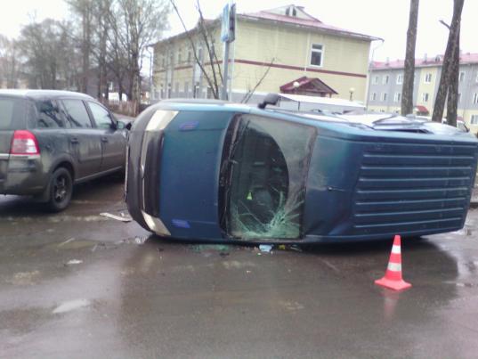 В Вологде на улице Разина фургон опрокинулся на бок после столкновения с иномаркой