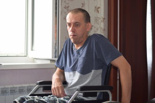 Житель Вологодского района, семь лет не выходивший на улицу, получил подъемник для инвалидной коляски
