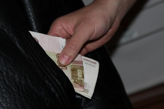 В Верховажском районе пьяный сын украл из кармана пиджака отца 6 тысяч рублей