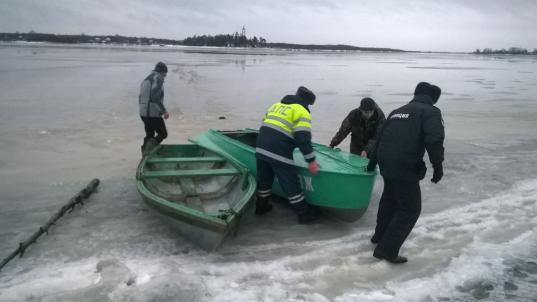 В Усть-Кубинском районе пятеро полицейских спасли провалившегося под лед шестиклассника
