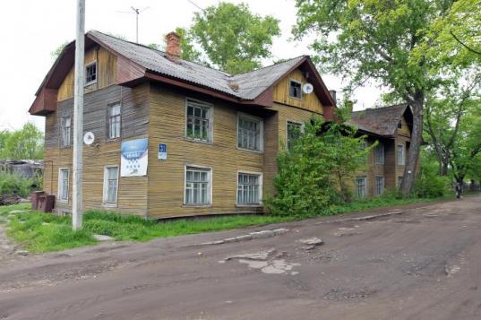 В Соколе прокуратура обязала чиновников снести два расселенных дома