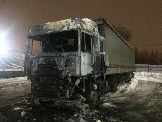 В Череповце загорелась фура: водитель готовил еду на газовой горелке прямо в машине