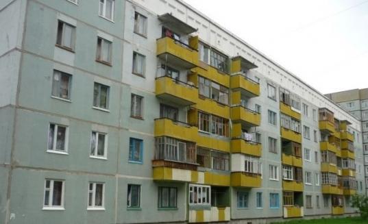 В Вологде с балкона четвертого этажа выпала 5-летняя девочка