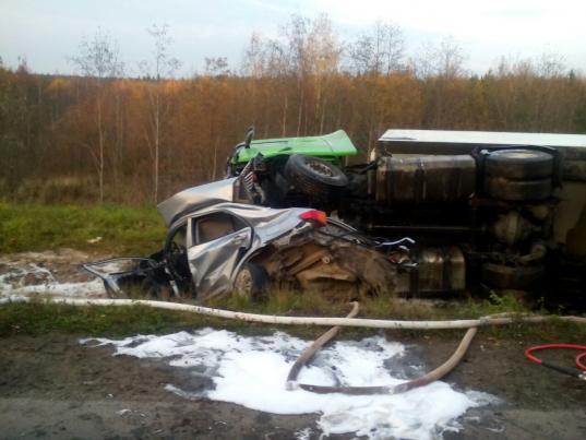 Три человека погибли в столкновении «Тойоты» и грузовика в Вытегорском районе
