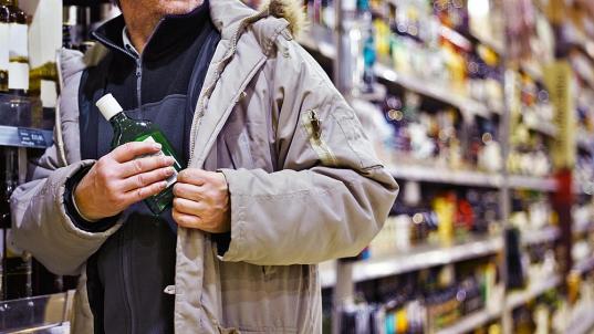 Вологжанин, пропивший все деньги, пытался украсть из супермаркета бутылку виски
