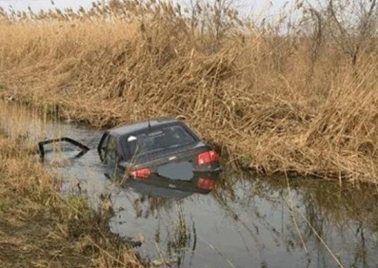 В Кадуйском районе работники дорожной службы спасли людей из машины, опрокинувшейся в воду