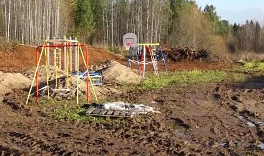 В Великоустюгском районе детскую площадку установили в грязь в рамках "Народного бюджета" 