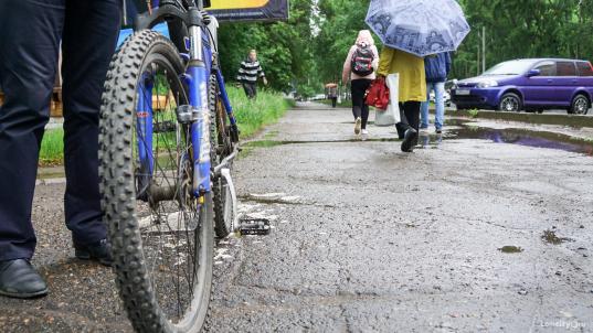 В Череповце велосипедист сбил на тротуаре мужчину: пострадавший скончался