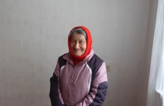 Интернет-пользователи купили квартиру для пенсионерки из Стризнево, собиравшей в лесу валежник