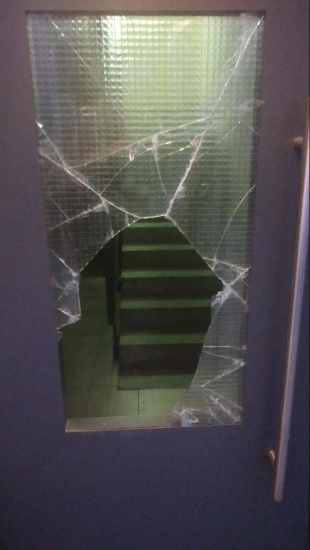 Пьяный вологжанин выбил входную дверь, когда его не пустили в ночной клуб