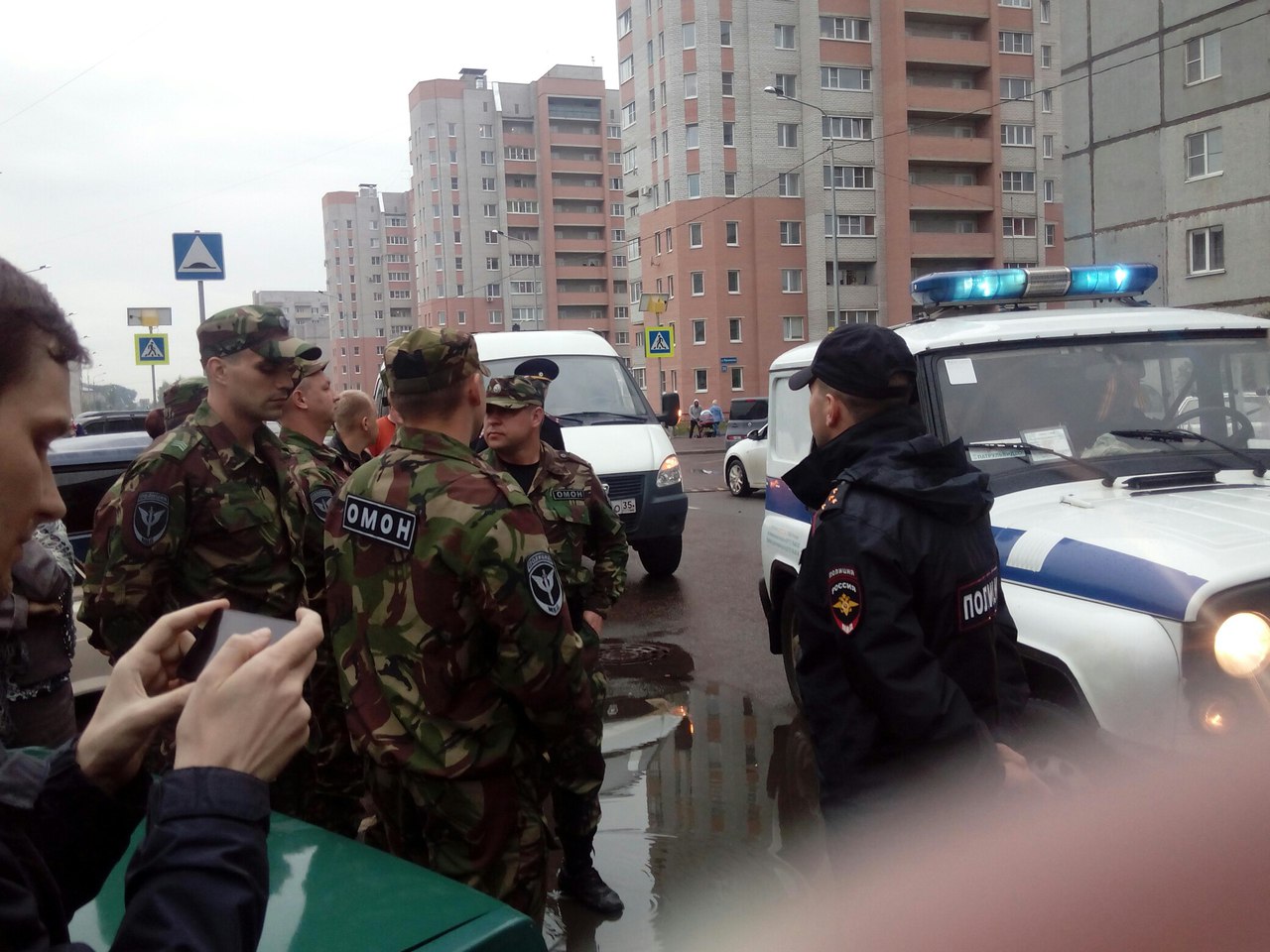 Встречу жителей на Фрязиновской посчитали несанкционированным митингом: Евгения Доможирова увез ОМОН