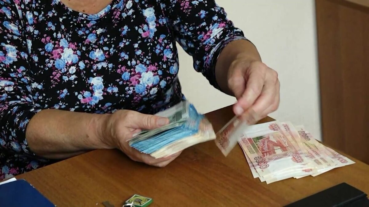 17-летняя череповчанка помогала мошенникам обманывать пенсионеров